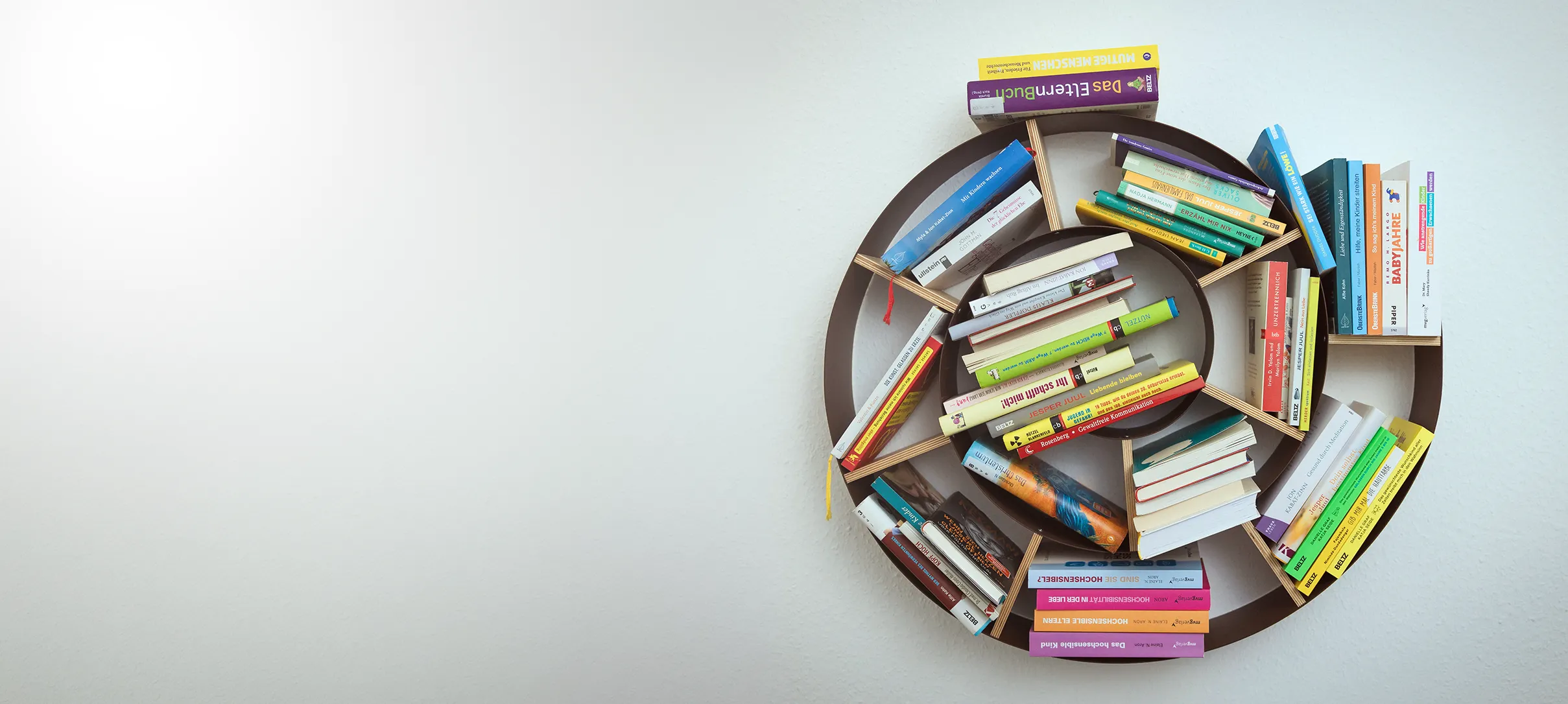 Rundes Bücherregal mit Fachliteratur in der Praxis