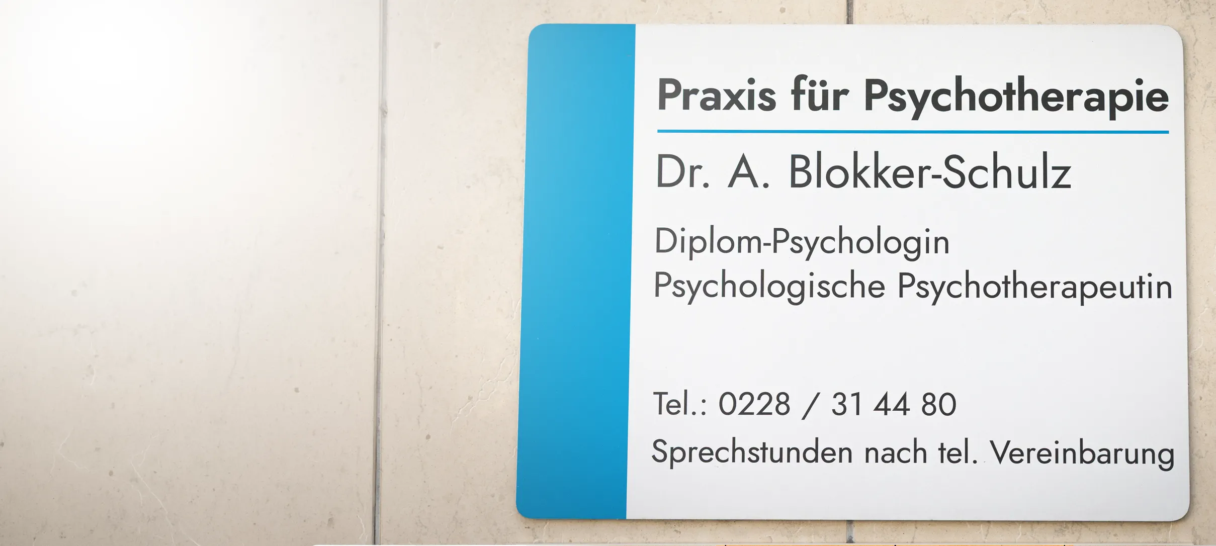 Praxisschild von Dr. Blokker-Schulz am Eingang in Bonn