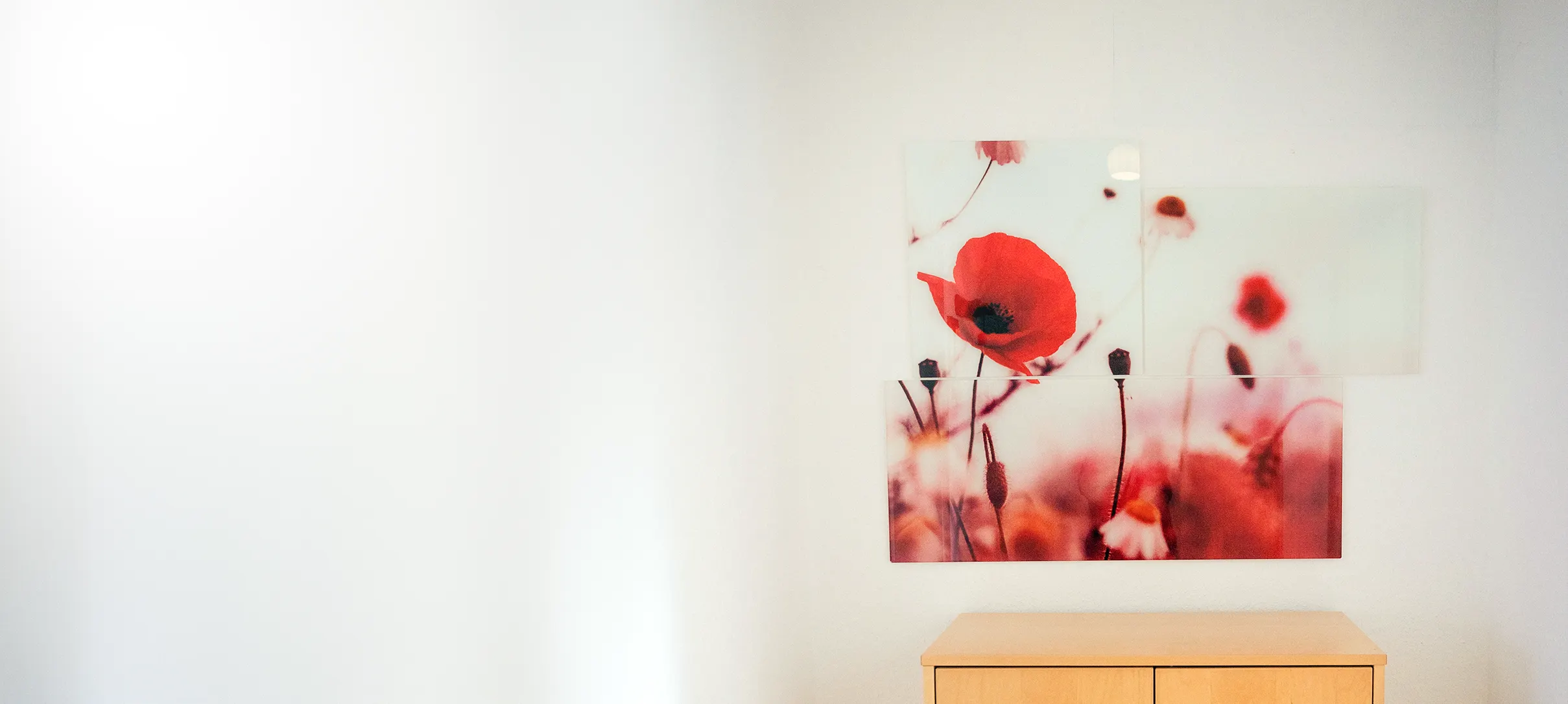 Heller Flur der Praxis mit Holzschrank und Mohnblumen-Wandbild