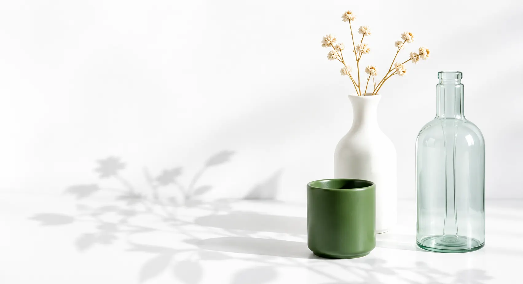 Vasen mit Trockenblumen als helle Dekoration